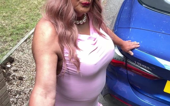 Kelly CD 2022: Si seksi crossdresser kellycd2022 dengan gaun pink dan stoking tembus...