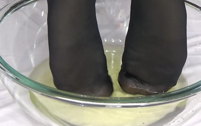AnnaBUST: Big Tit Mature Pissing on Nylon Feet