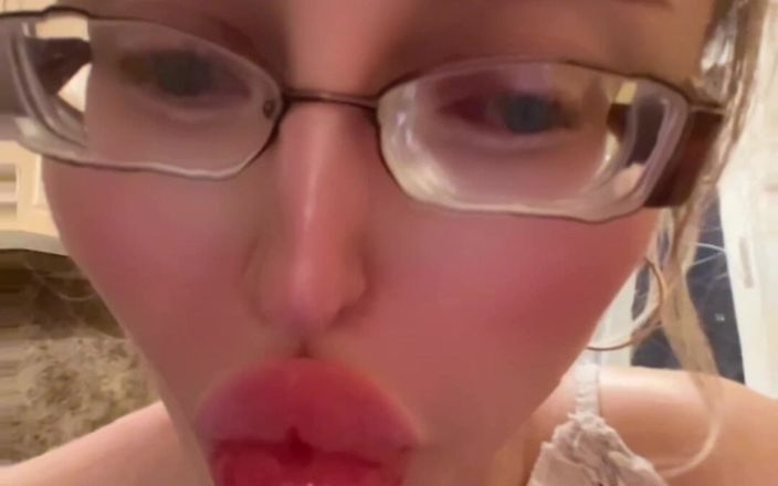 FinDom Goaldigger: O fată cu ochelari uriași se căscă în bucătărie