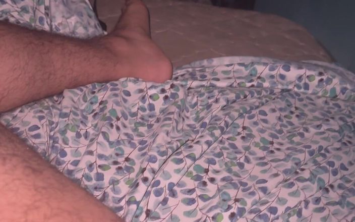 Brian25503: Je me masturbe toute seule dans ma chambre