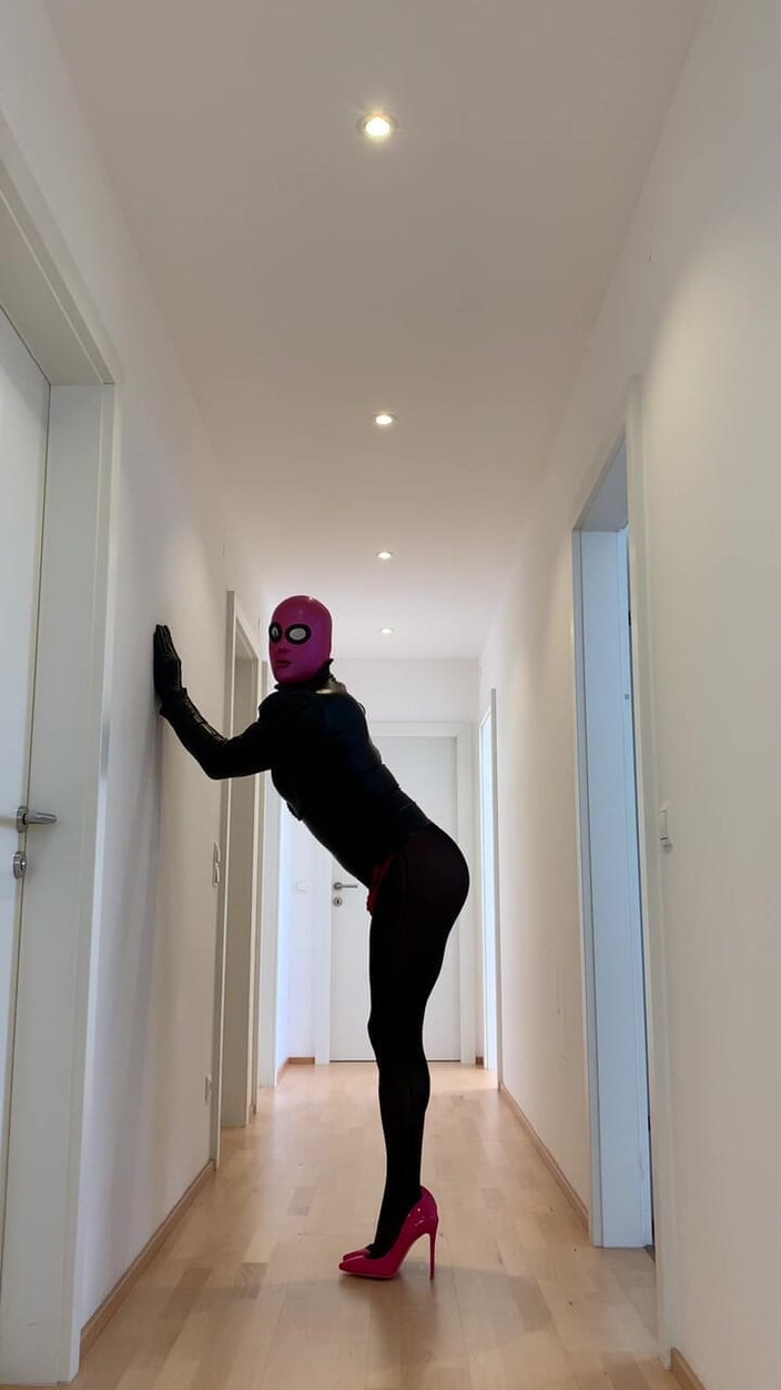 PervyLara: Păpușă în latex mascată
