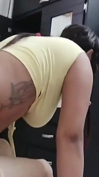 Fofa morena menina deixa a faculdade e vai imediatamente para a casa do padrasto para agradá-lo, então ela paga por sua faculdade