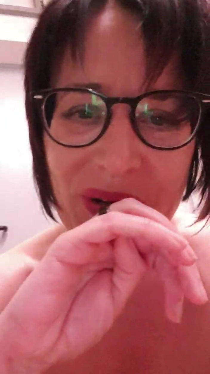 JulieEroticDress: Fışkırtma molası ile ofiste çıplak çalıştırma