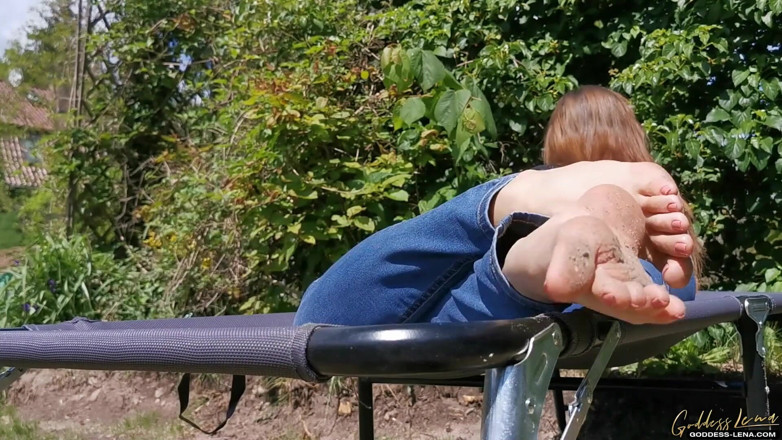 Goddess Lena: Vuile voeten, je moet nog steeds likken