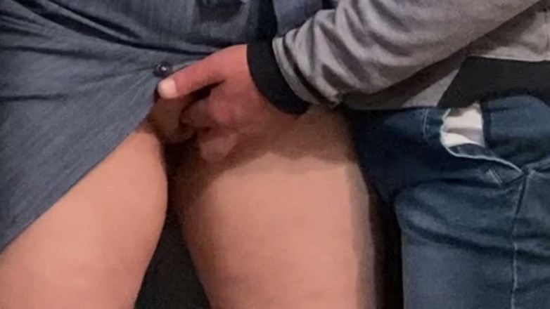 PriyaNaavya: Muñeca insaciable – Su dedo travieso bajo el vestido