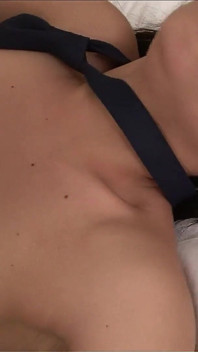 Asiatisches dünnes teen mit behaarter muschi beim interracial fick im hotel erwischt