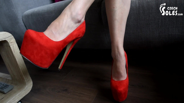Czech Soles - foot fetish content: L'adoration sexy des chaussures et des pieds d'une femme rousse...
