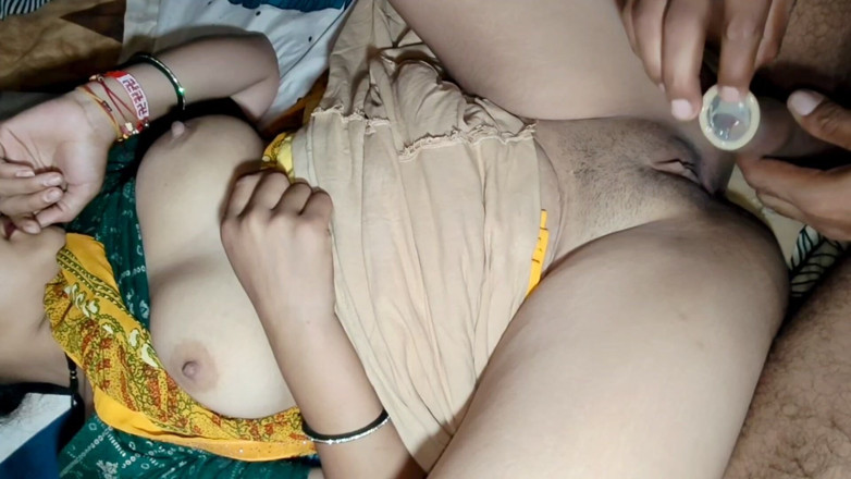Sunnylesbians: Полностью удовлетворенная индийская домохозяйка суннитская бхабхи жестко трахается в скале