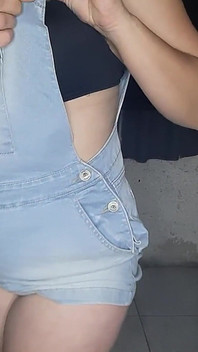 Tetanggaku yang hot mengirimiku video saat suaminya lagi nggak di rumah