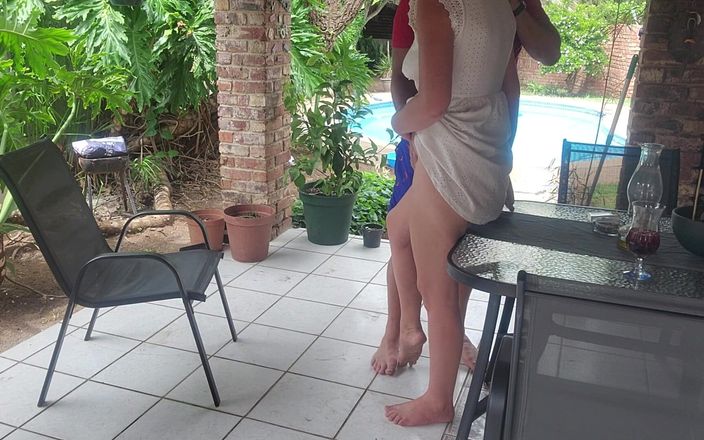 Sparowdox: De vrouw van de buren neuken op het terras waar...