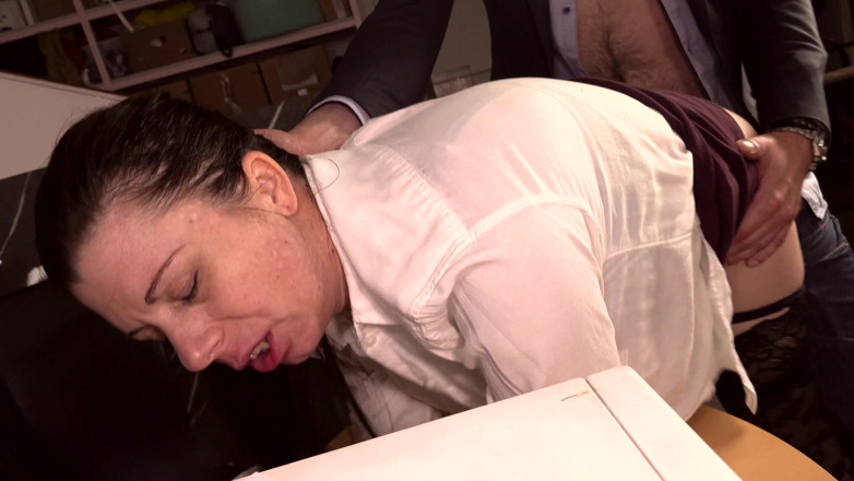 Studio92 amateur sub sluts: Nore la salope du bureau