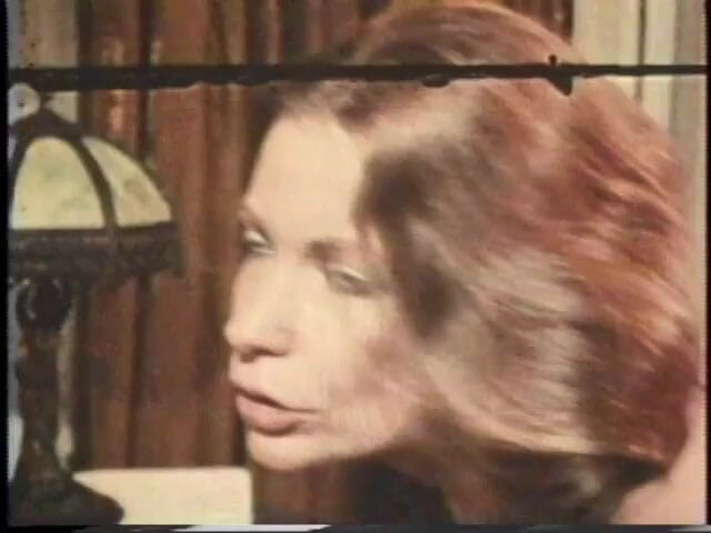 Old Good Porn: Napalona dojrzała w seksownych pończochach jedzie dużego kutasa w swojej...