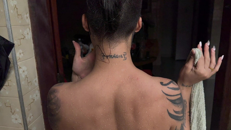 Quente club: नली स्नान - सड़े हुए शुक्र और डी'लुईस एक गर्म दिन पर मस्ती कर रहे हैं!