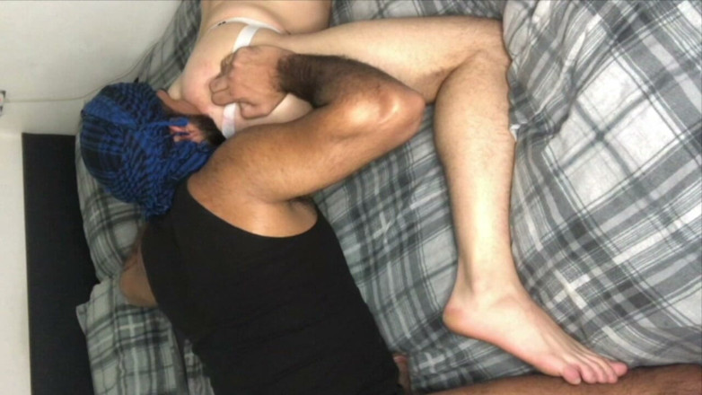 Straights boys loves gay: Se acuesta con un árabe en su hotel