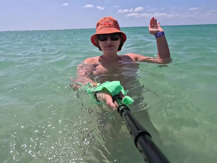 Emma Voyeur: Girl Swimming Naked Underwater No Panties