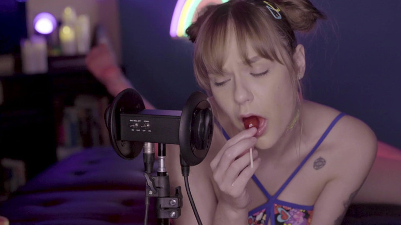 Rebecca Vanguard: Aşırı yakın çekim seksi genç kız atıştırmalık yiyor