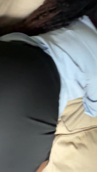 La segretaria ebano ottiene una promozione attraverso un piccolo buco nella sua gonna