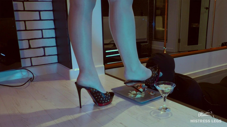 Mistress Legs: Госпожа кормит рабынь ее высокими каблуками