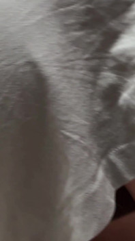 En gravid fru med sammandragningar kunde inte stå ut med det och mjölkade sin man hårt under sammandragningarna