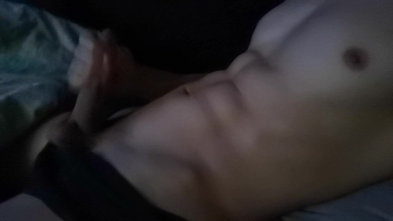 SEXY_GUYBEST: Çok lezzetli yakışıklı bir adam güçlü bir şekilde midesine boşalıyor!