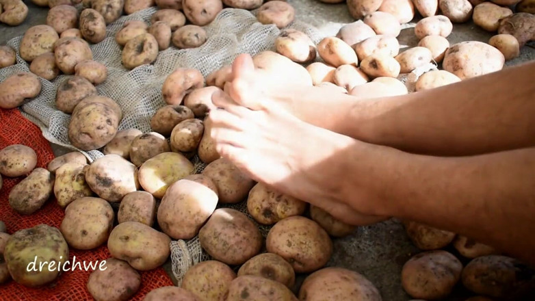 Dreichwe: Leckere kartoffeln mit den füßen berühren