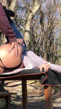 Des élèves lubriques séduisent le prof