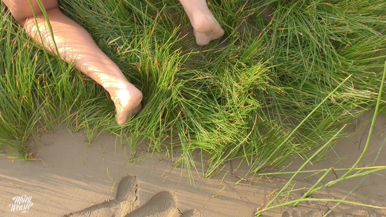 Miley Weasel: Une blonde sexy se fait enculer sur la plage !