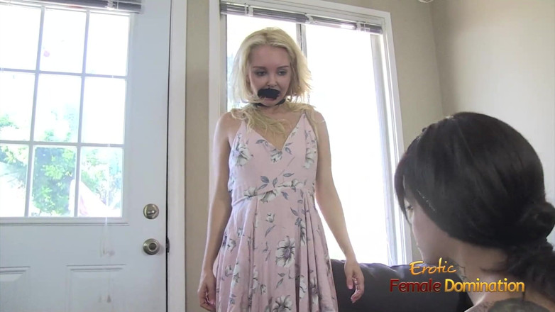 Erotic Female Domination: สาวเลสเบี้ยนสักลายโดนแม่บ้านผมทองเปิดโปง