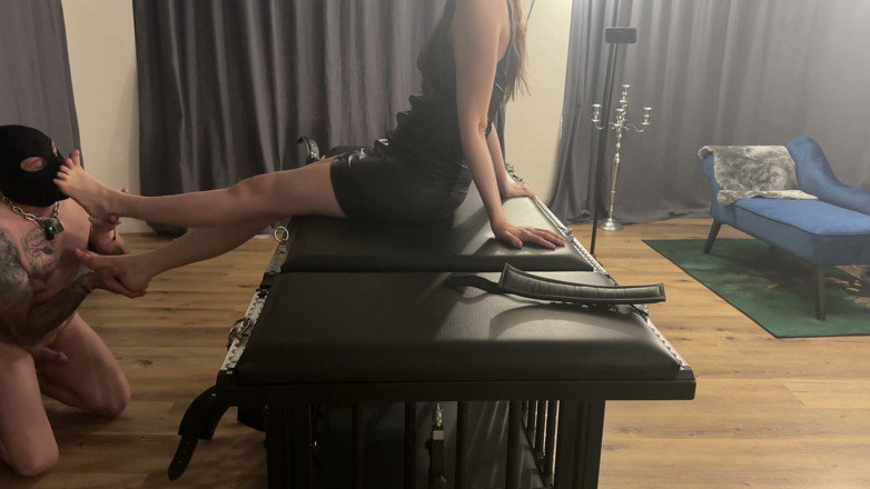 elea-juna: Adoración al pie de esclava femdom en tacones altos - Bondage,...