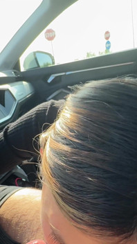 非常にマンコのブロンドがショッピングモールの駐車場でチンポをしゃぶってデザイナーバッグを手に入れる