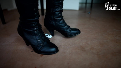 Czech Soles - foot fetish content: Madam Cat schiaccia le macchine di puny sotto gli stivali