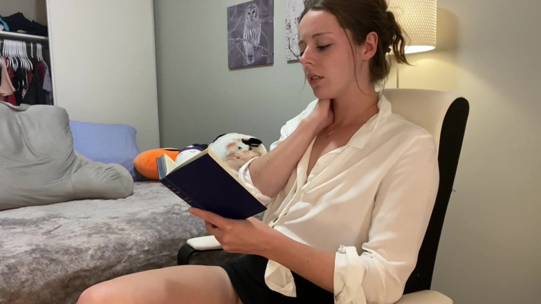 Nadia Foxx: Morena sexy lendo um romance quente e saindo para ele