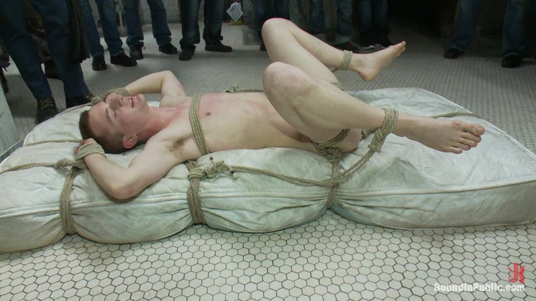 Bound in public: Je suis une pute... J’ai besoin de bite, de sperme...