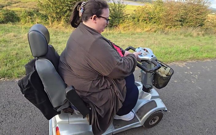 SSBBWLadyBrads: Laten we op mijn scooter naar de kust gaan