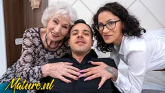Natasha Ink trouxe uma velha avó para se juntar a eles para um trio anal!