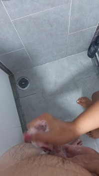 性感的红色指甲肥皂淋浴打手枪