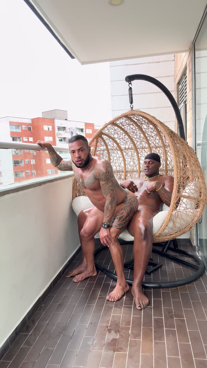 DADDYBLACKXXX: Kolombiyalı vücut geliştirmeci büyük siyah yarakla sikişiyor Amerikalı Zaddy