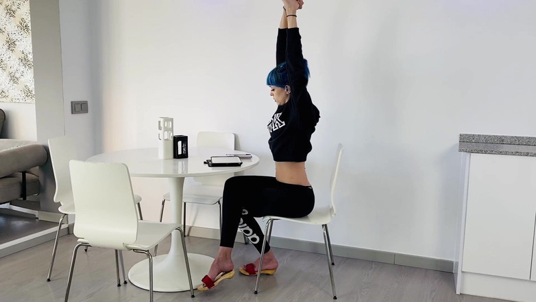 Candystart Videos: Streching và dangling tại văn phòng