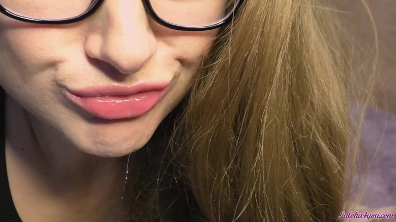 Laloka4you: Menina de óculos sensual chupando pau grande amante - engolindo porra