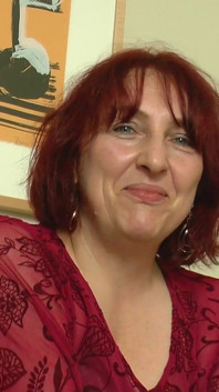 Büyük memeli kızıl saçlı orta yaşlı seksi kadın seks oyuncaklarını sevgiyle amına sokuyor