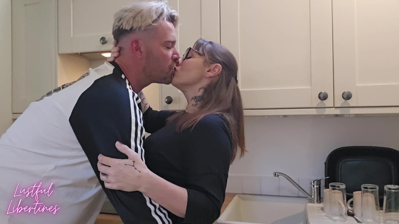 Lustful Libertines: Minha Esposa Ansiosa Dos Meus Vizinhos