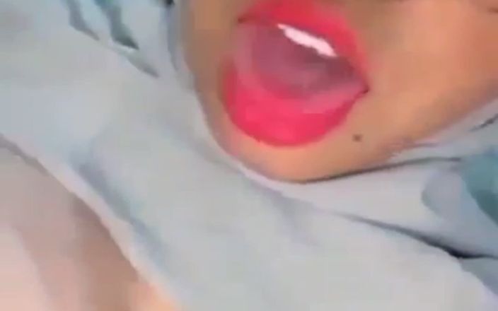 Jilbab69: Натуральная большая грудь в хиджабе вводит в ее киску