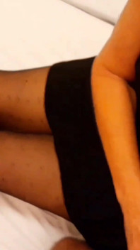 Selena posando en medias y juegos sexuales en la cama