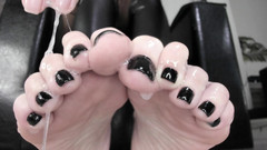 Feet lady: Ludah pada Black Toes