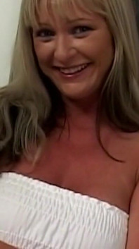 MiLF bionda si apre per avere il cazzo profondo e la sborra