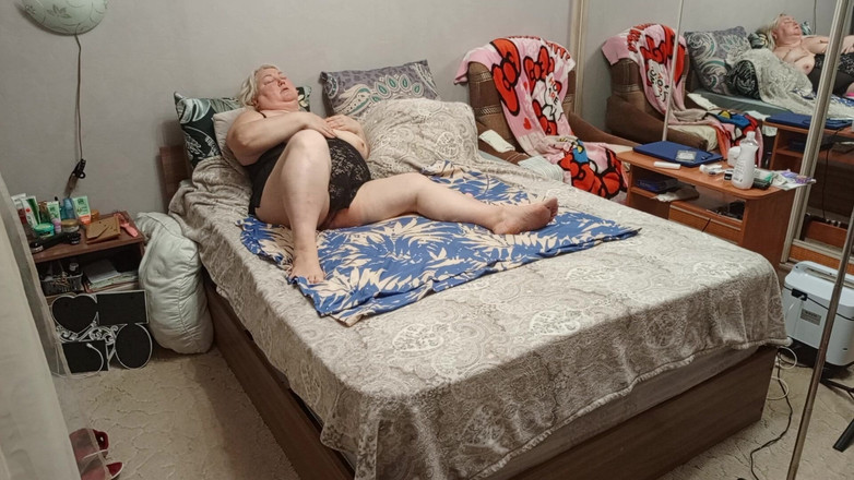 Zona901: 隣人は自分自身と大きなマンコを愛撫します