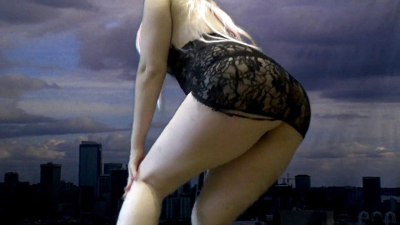 Goddess Misha Goldy: "Juste moi le propriétaire de All World !! Cette géante diabolique...