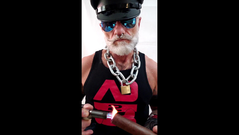 MusclesCigarsFFPig: Kožený nevlastní otec rozsvěcuje velký prsten