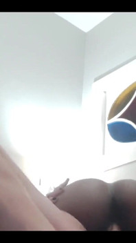 Tatuada africana turista fodida em uma buceta quente muito duro em um apartamento no espelho e ainda deixar tudo ser filmado sem limites