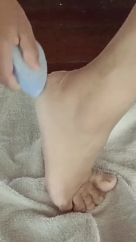 Femeie desculță făcând pedichiură